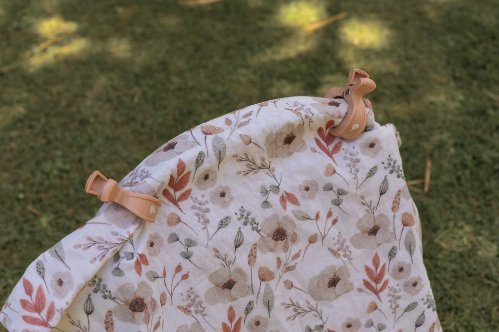 EMOTION & KIDS Boho Floral Muslin & Latte Pram Clip Set